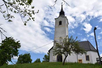 Nad planinskim domom Šentjungert se nahaja cerkev svete Kunigunde.