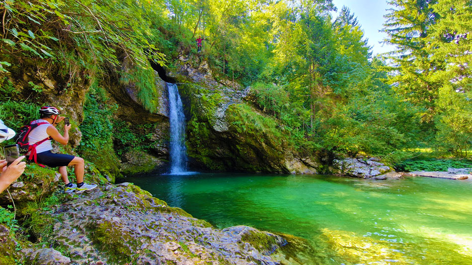 Slap Grmečica je zadnji od več slapov na istoimenskem potoku v dolini Bohinja.