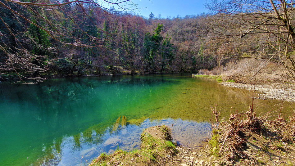 Zelen tolmun v soteski reke Reke, kjer lahko poleti zaplavamo.