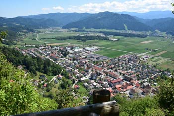 S starega gradu Mahrenberg se odpre razgled na Radlje ob Dravi in obronke Pohorja.