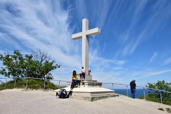 Strunjanski križ je postavljen na visokem klifu s katerega se odpre razgled na Tržaški zaliv.