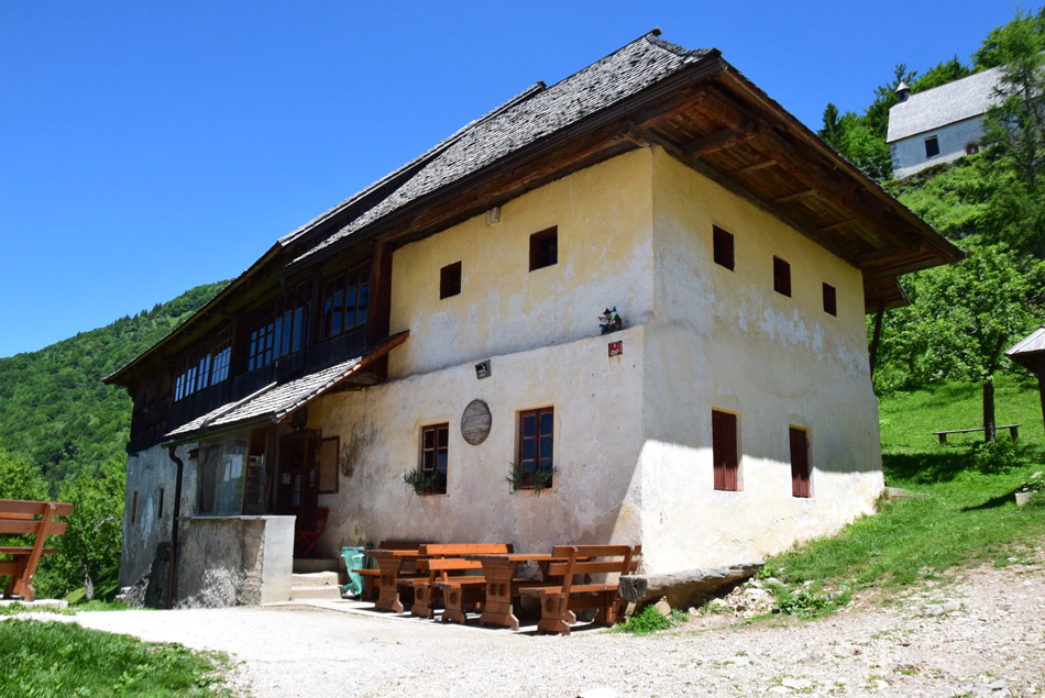 V stari mežnariji na Svetem Primožu nad Kamnikom se nahaja okrepčevalnica.