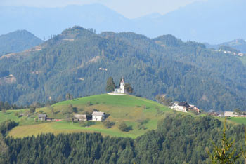 Sveti Tomaž nad Praprotnim je majhna cerkvica na razglednem holmu, ki jo fotografirajo fotografi z vsega sveta.