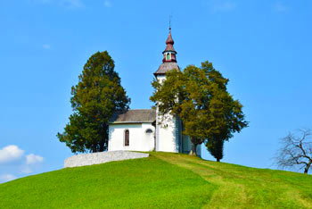 Sveti Tomaž nad Praprotnim je cerkvica, ki jo fotografirajo številni fotografi, saj se nahaja sredi gorske pokrajine Škofjeloškega hribovja.
