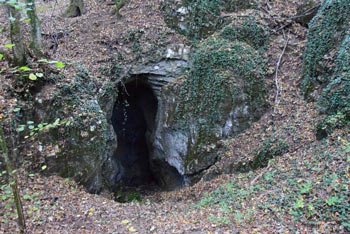 Vhod v jamo Blažev spodmol do katerega nas pripelje Tigrovska pot.