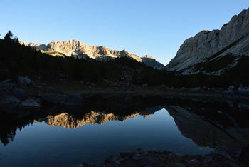 Triglavska jezera se nahajajo v Julijskih Alpah. Slika prikazuje Dvojno jezero v katerem se odsevajo gore.