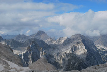 Triglavski dom na Kredarici je ena najbolj priljubljenih planinskih koč v Julijskih Alpah.