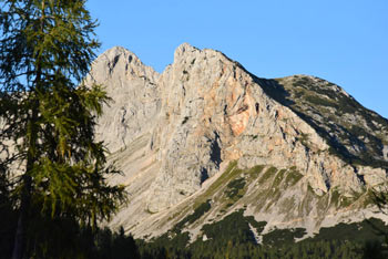 Velika vrata so slikovit preval v visokogorskem predelu Julijskih Alp, kjer na poti srečamo zelo malo planincev.
