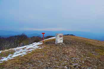 Vremščica je priljubljen primorski vrh s cerkvico preko katerega lahko naredimo krožno pot.