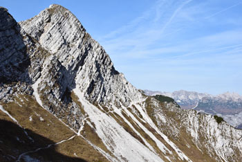Planinska pešpot na Vrh Krnic v Spodnjih Bohinjskih gorah je izredno slikovita in razgledna.